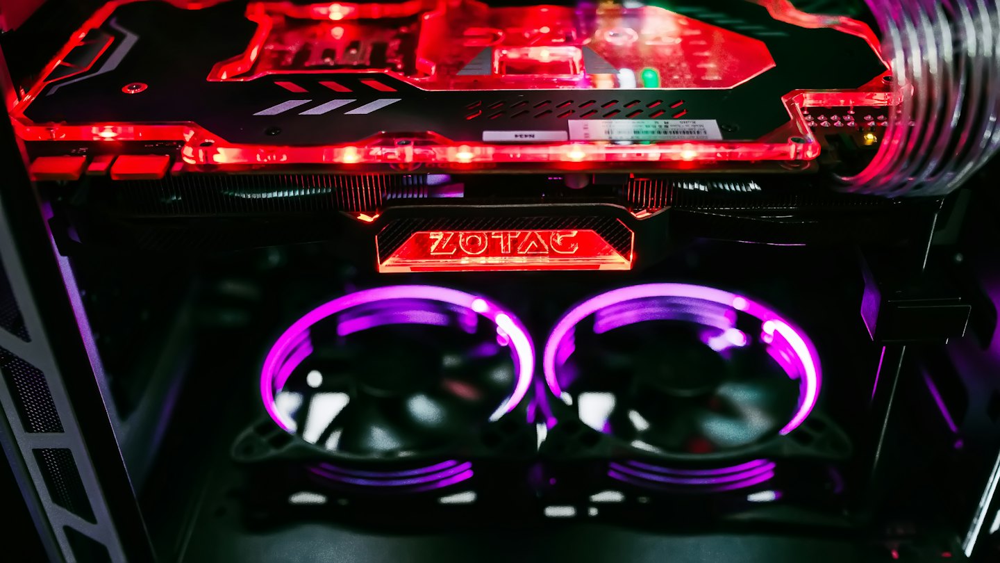 Composants informatiques internes avec des lumières rouges et violettes vives.
