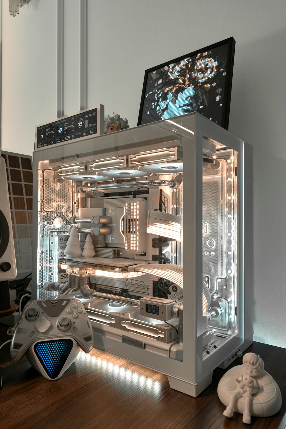 Ordinateur moderne avec des lumières colorées sur un bureau en bois.