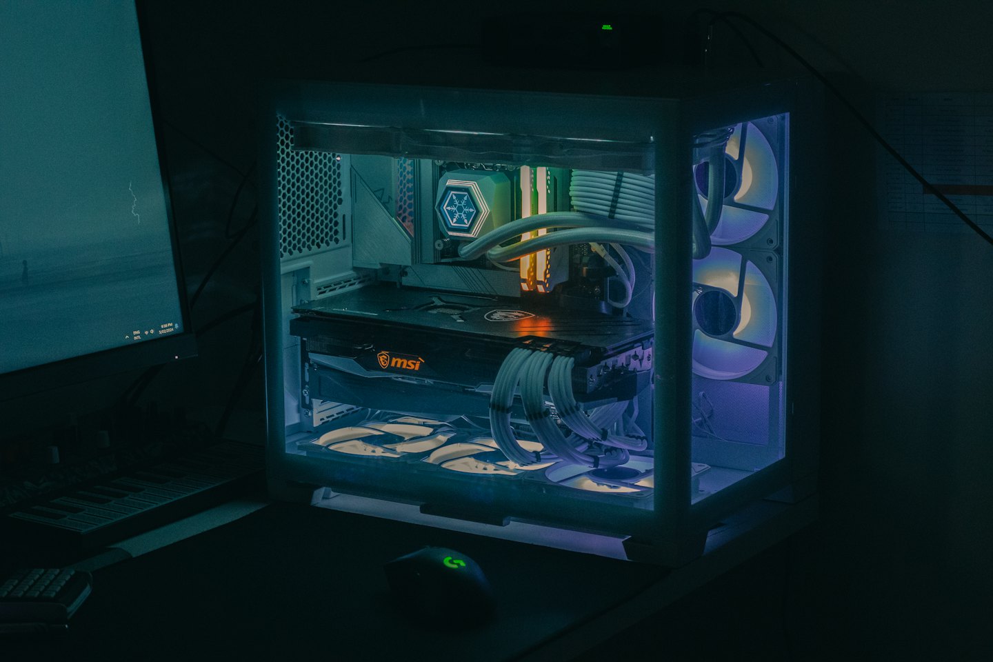Un ordinateur de bureau de jeu lumineux est posé sur un bureau.